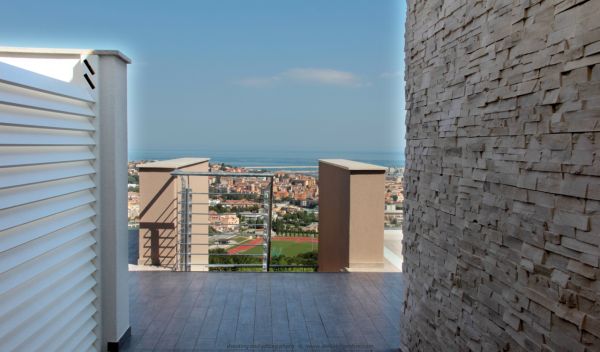 La cura dei materiali si manifesta anche nella scelta delle pavimentazioni esterne, in gres porcellanato effetto legno, di colore grigio, che ben s’intona con le varie finiture delle pareti.