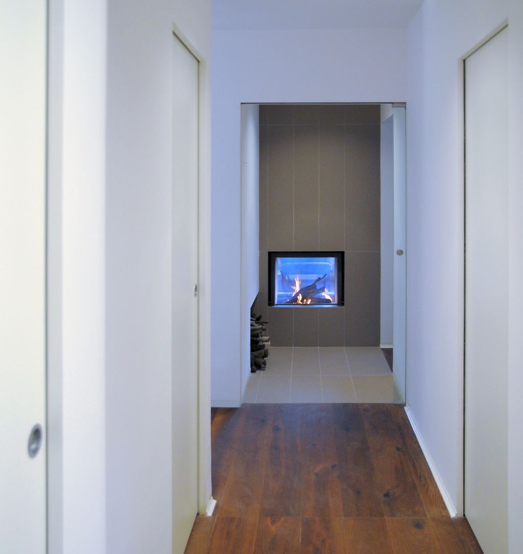 Vista del corridoio con il camino della cucina sul fondo (foto di Angelo Aloisi)