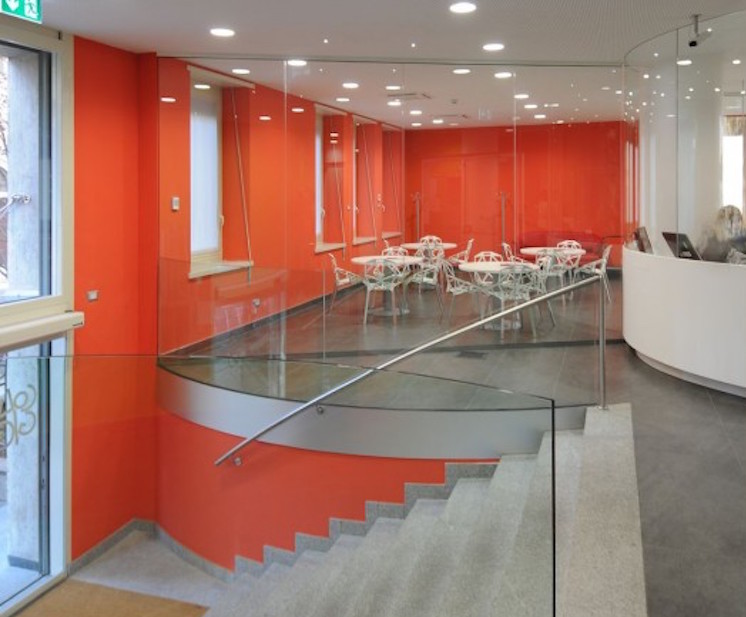 La nuova hall con l’emeroteca, che svolge anche la funzione di zona relax; a destra la reception cilindrica (foto Luca Moretto)