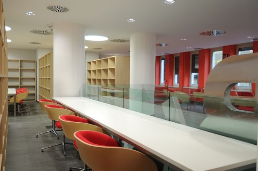 Situata al piano rialzato, la sala lettura della biblioteca mette a disposizione oltre cinquanta postazioni (Luca Moretto)