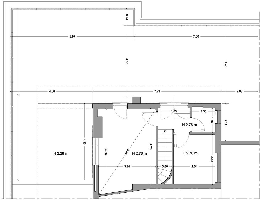Al momento della ristrutturazione la pianta risultava troppo angusta. In particolare l’ingresso era un locale chiuso e poco valorizzato