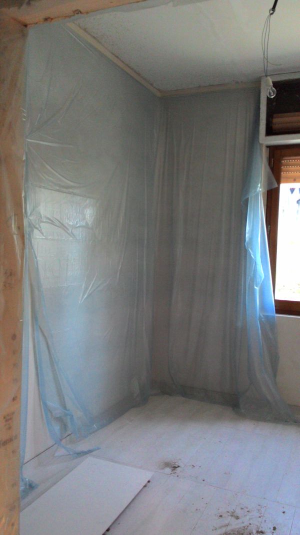 Imbiancatura a latte di calce; protezione delle pareti intonacate a vista.