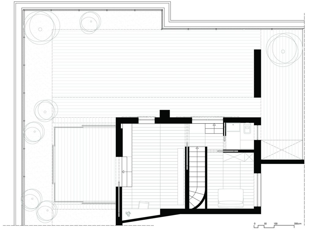 L’ingresso viene aperto alla zona giorno e alla zona notte, gli spazi si compenetrano e diventano più fluidi