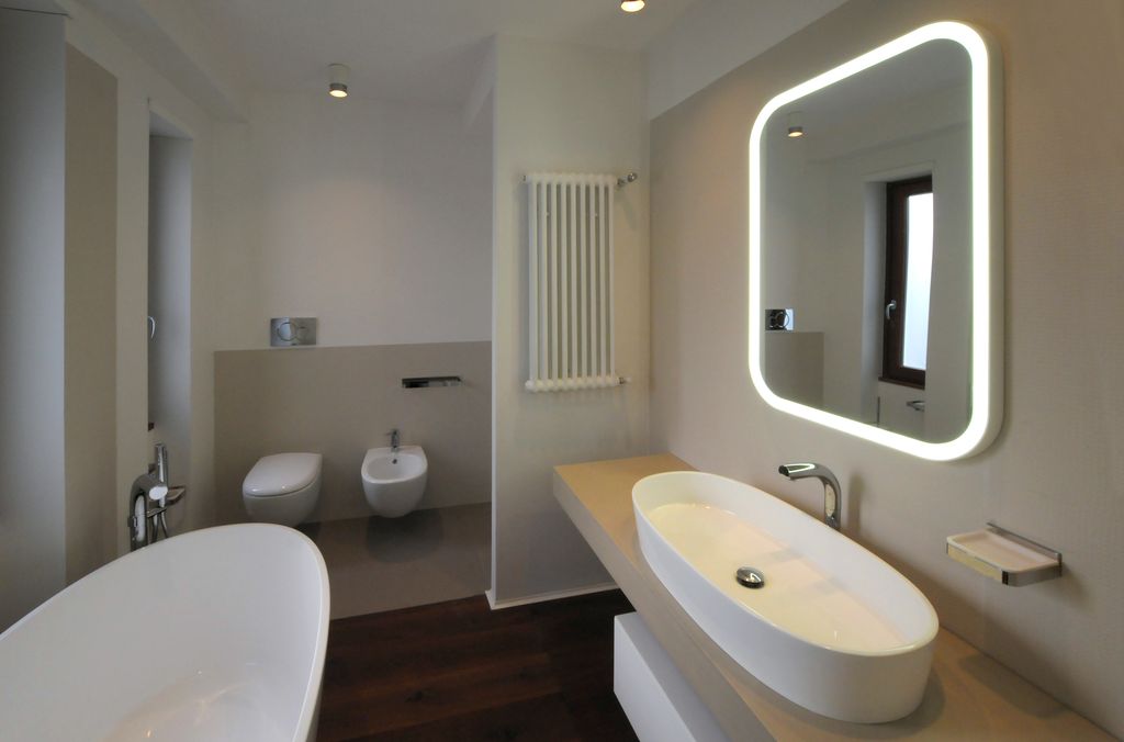 Il bagno, rivestito quasi interamente in gres (foto di Angelo Aloisi)