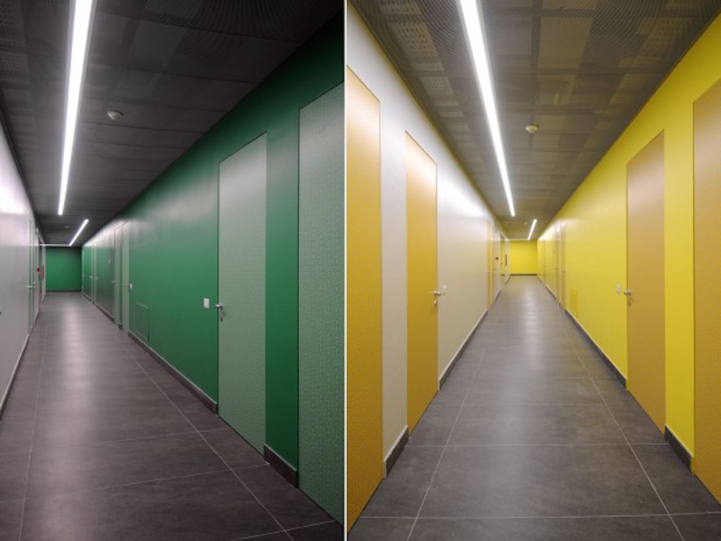 Corridoi di distribuzione delle camere: ogni piano dispone di una cucina-pranzo e di due sale studio (foto Luca Moretto)