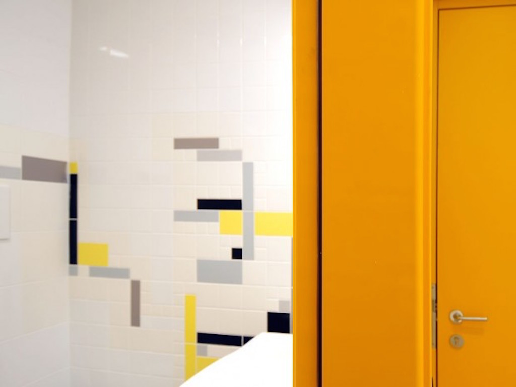 Per i rivestimenti dei bagni sono stati impiegati cinque diversi formati, coordinati con i colori dei piani (foto Luca Moretto)