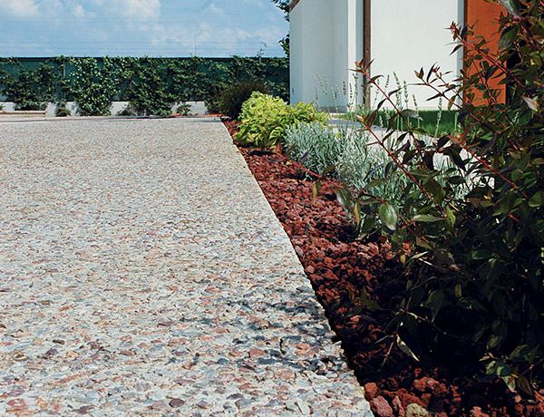 Sassoitalia è applicabile su calcestruzzo fresco. I tipi di graniglia , i colori e gli abbinamenti sono disponibili in diverse tipologie. 