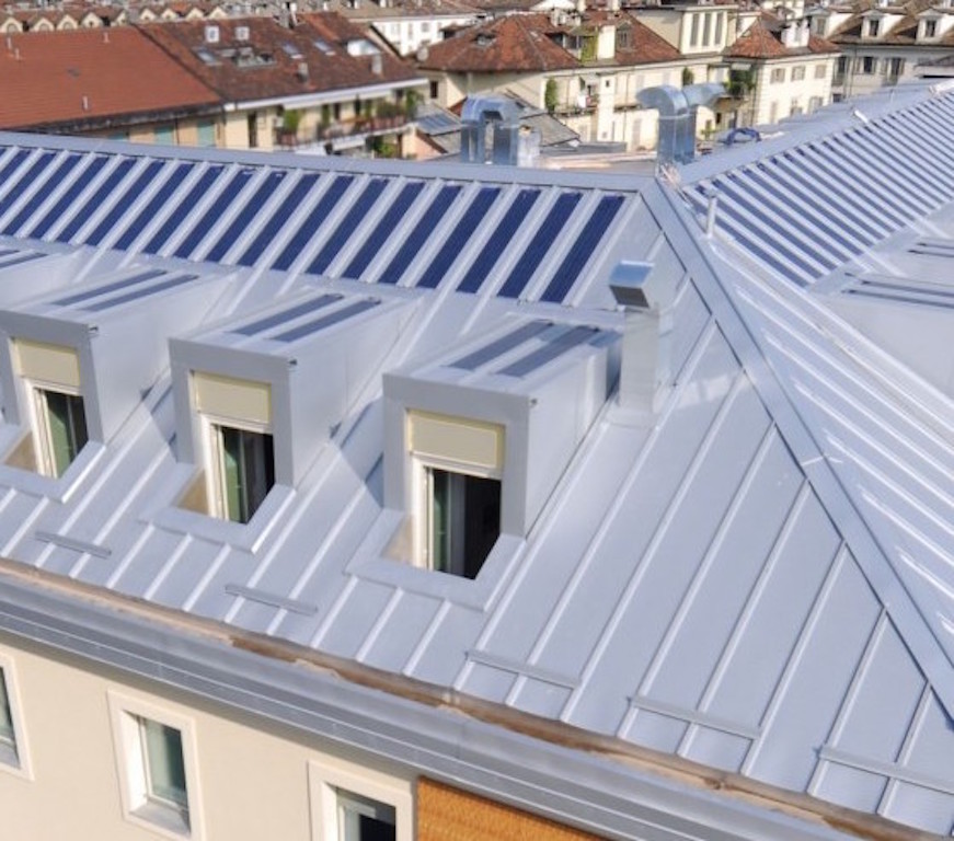 Sulla copertura in alluminio ad alta riflessione solare sono stati installati moduli fotovoltaici in laminato flessibile (foto Luca Moretto)