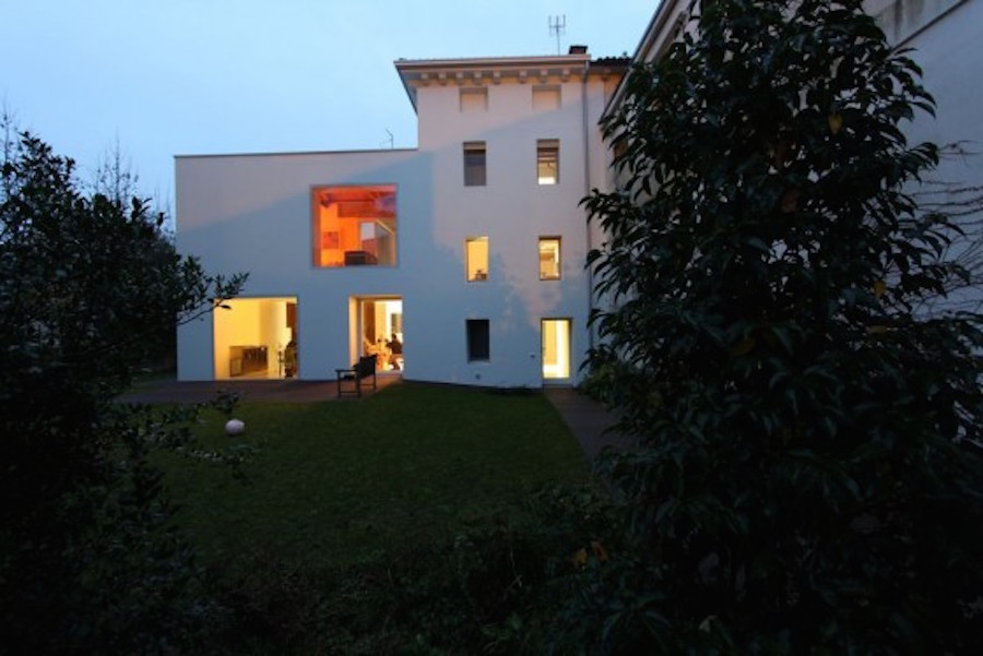 Il prospetto sul retro illuminato durante la sera (foto di Giovanni Schirè – Studio Corde)