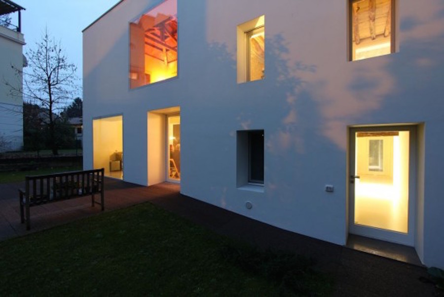 Particolare del prospetto aperto sul giardino (foto di Giovanni Schirè – Studio Corde)