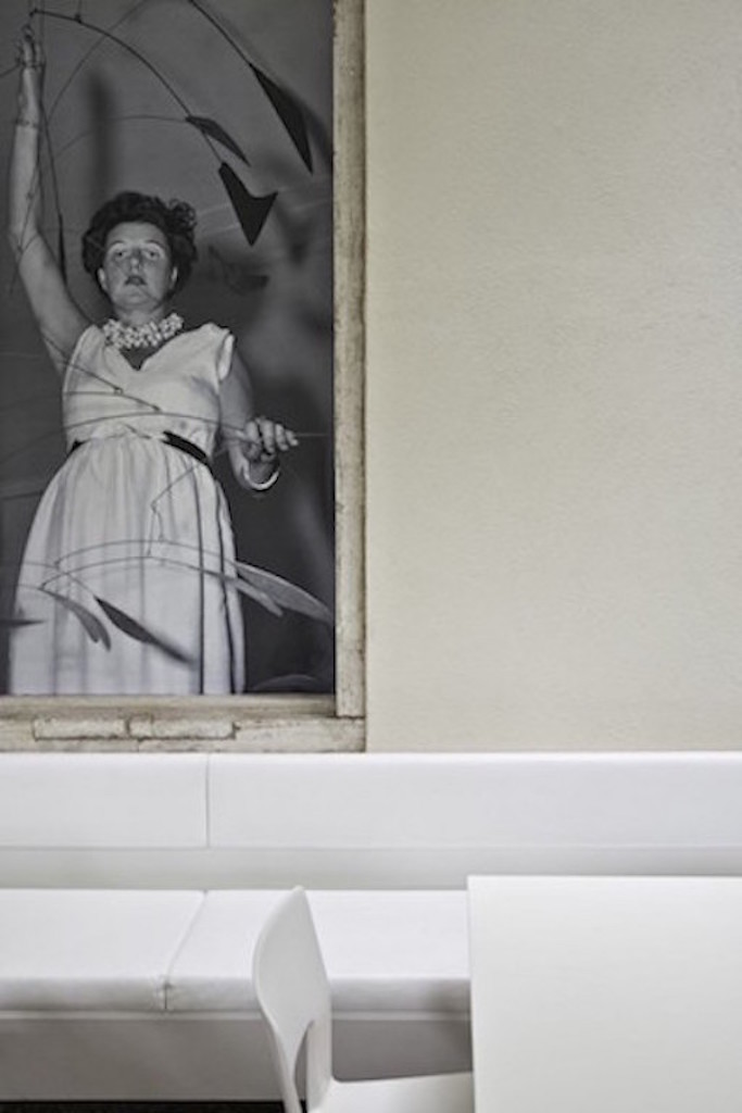 Gli interni del Cafè dominate dalle stampe che raffigurano Peggy Guggenheim (foto di Mapei)