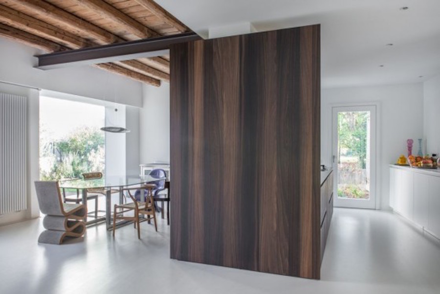 Gli spazi living di sala da pranzo e cucina (foto di Giovanni Schirè – Studio Corde)