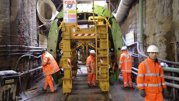 Travelling shutter installer in shaft