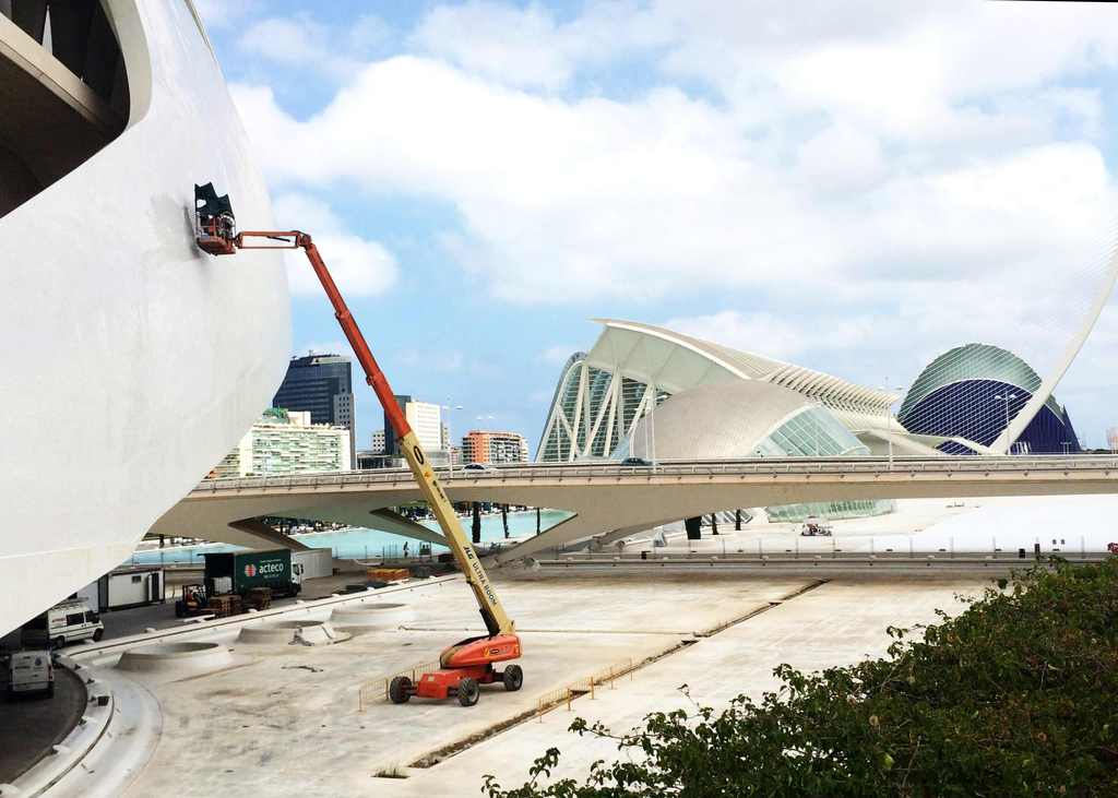 Ultraboom JLG 1350SJP di Riwal in opera alla Città delle Arti e delle Scienze di Valencia