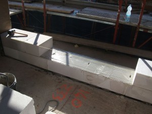 Il tamponamento della facciata è stato realizzato con blocchi Ytong Climagold di 40 cm di spessore, posati a giunto sottile con malta collante Ytong