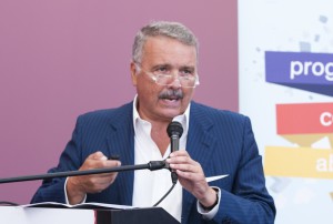 Sergio Crippa | Presidente Federbeton. "Pur essendo percepita come molto tradizionale, la filiera del cemento si basa su un materiale che può essere definito del futuro. In questo contesto sono convinto che una delle chiavi di sviluppo del nostro Paese sia ridare slancio al settore delle costruzioni inteso nella sua filiera più ampia. Per fare questo è necessario ritrovare delle nuove ragioni di sviluppo tra cui in primo luogo ricostruire le infrastrutture e un patrimonio abitativo più sicuro e più efficiente".