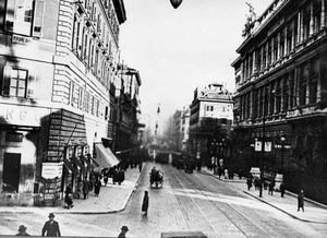 Via Nazionale a Roma come un rettilineo tra la stazione e il Tevere