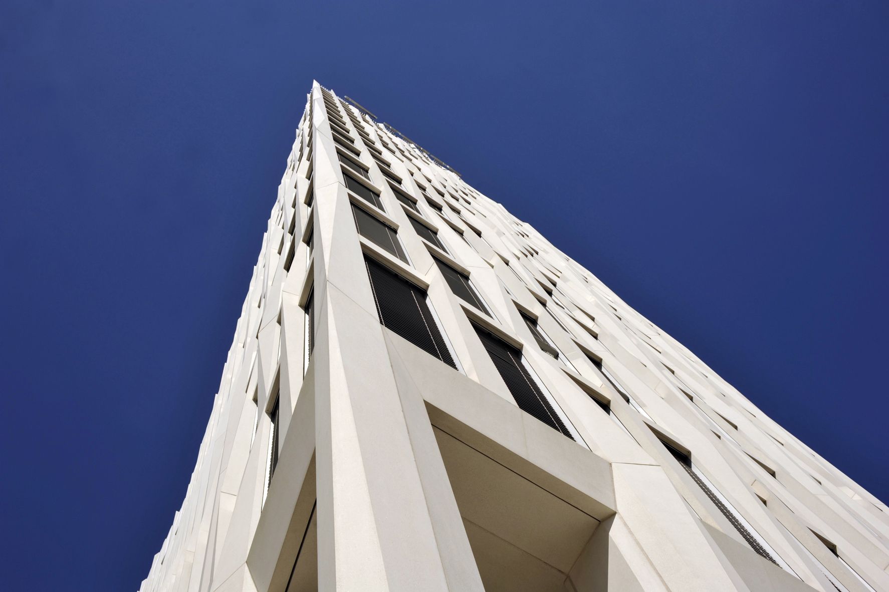La torre di Tour Total a Berlino dispiega il suo effetto e la particolare qualità nei dettagli: 1300 elementi prefabbricati in calcestruzzo che imprimono forza espressiva alla facciata (foto Hörmann)