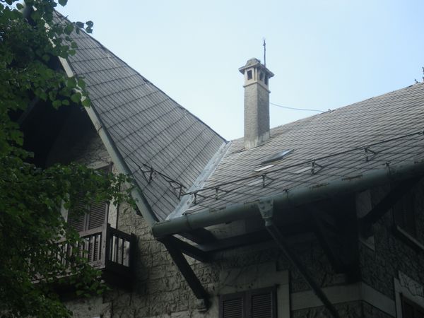 Il pavimento di tutto l’alloggio è rivestito in listoni di rovere bianco+bianco