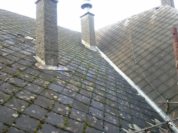 La scala “elico-lineare” sospesa è in resina su una struttura autoportante in ferro. Si illumina al passaggio grazie allo strip led nascosto nel mancorrente