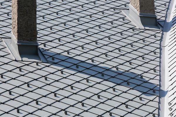 Il soffitto è stato disegnato a partire dalle cinque travi originali del’700, a cui sono stati affiancati travetti nuovi e pannelli in gesso, per creare un effetto cassettonato, illuminato scenograficamente da Led di colore giallo