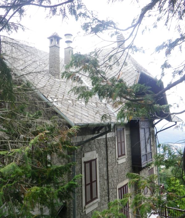 Il camino convesso a filo muro e retroilliminto con Led è stato realizzato su disegnao del progettista