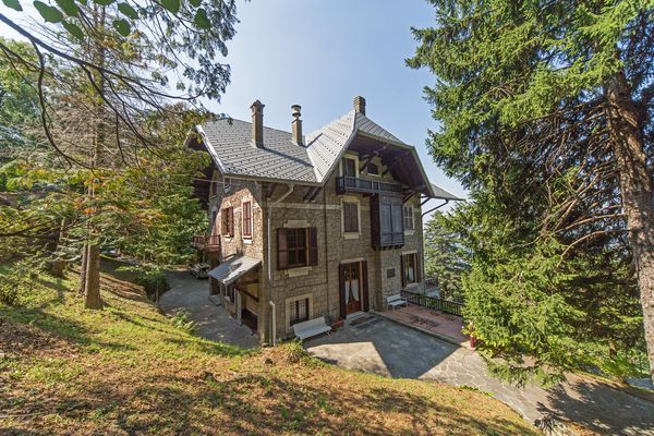 Unità cromatica, quasi assoluta presenza del colore bianco, per creare uno spazio omogeneo e neutro allo stesso tempo, dove gli unici accenti di luce sono dati dagli strip Led