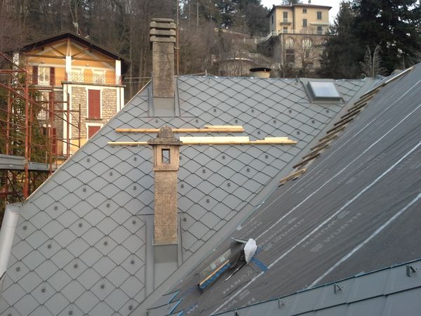 L’illuminazione d’atmosfera in tutta la zona benessere è realizzata in fibre ottiche in Rgb a soffitto, parete e pavimento