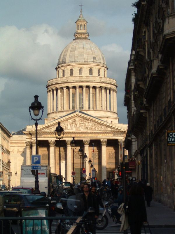 Una grande vetrata traslucida in “stile Mondrian” costituisce l’elemento di chiusura del fronte sul retro (foto di Jürgen Eheim)