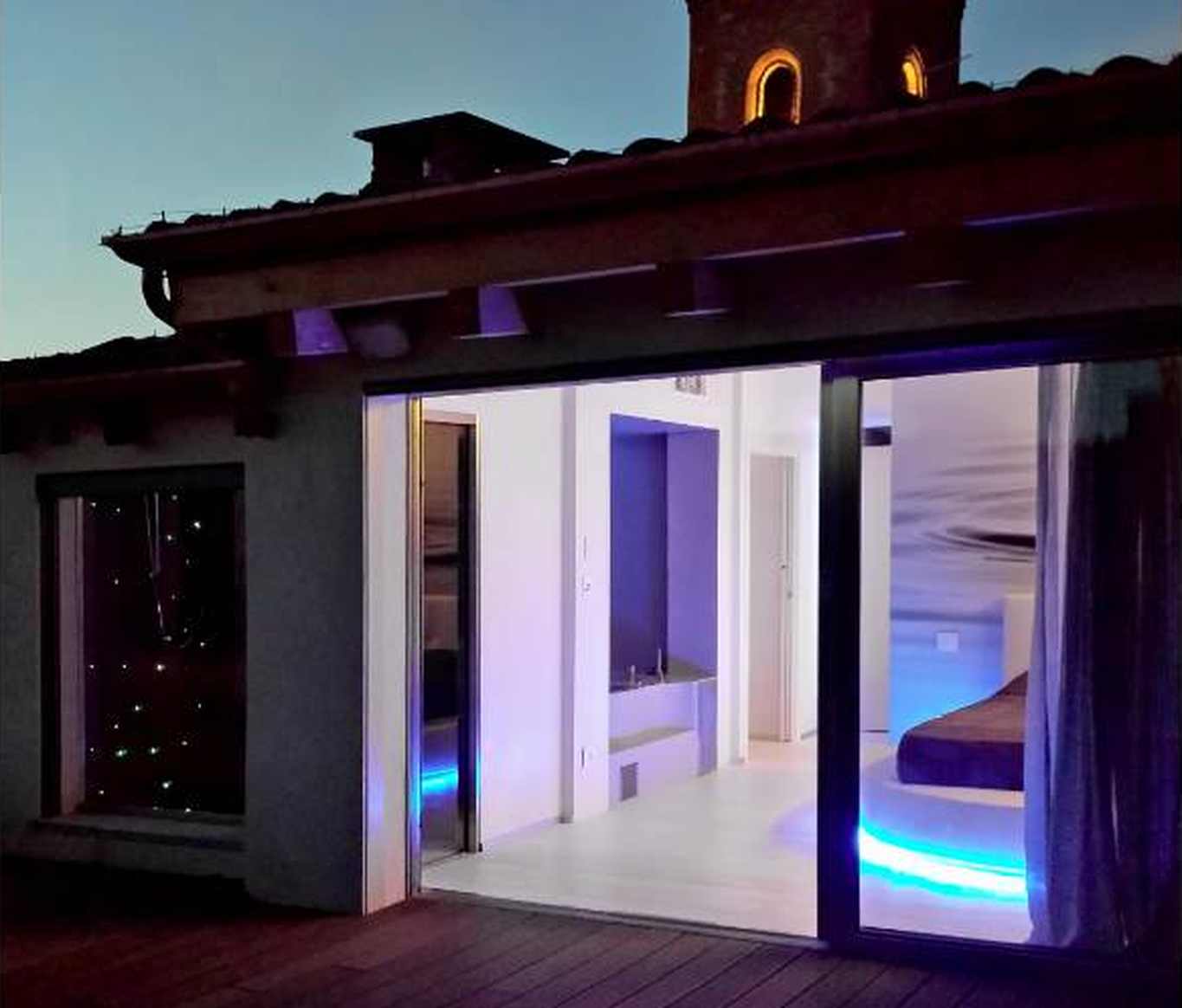 Tutto il livello superiore è rivestito da un cappotto esterno da 18 centimetri, in accordo con la Legge 10 sul risparmio energetico