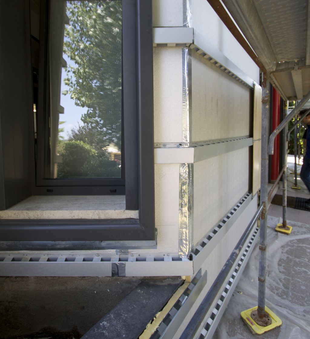 In prossimità dei serramenti è stato installato un profilato in alluminio tinteggiato come i serramenti, posizionato in adiacenza al contorno esistente (foto Brianza Plastica)