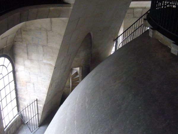 Il passaggio tra i due vani avviene attraverso una rampa. L’altezza del locale è stata sfruttata con un piccolo soppalco perimetrale per lo stoccaggio delle bottiglie (foto di Jürgen Eheim)