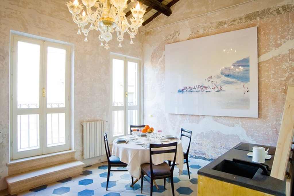 Noti elementi d'arredo firmati da designer italiani si uniscono a realizzazioni di giovani artisti (foto G-Rough)