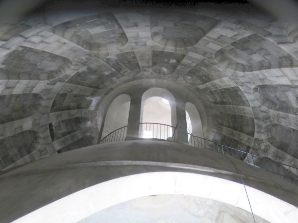 L’area dedicata alle bottiglie è stata pavimentata con una resina pigmentata gettata in opera creata ad hoc (foto di Jürgen Eheim)