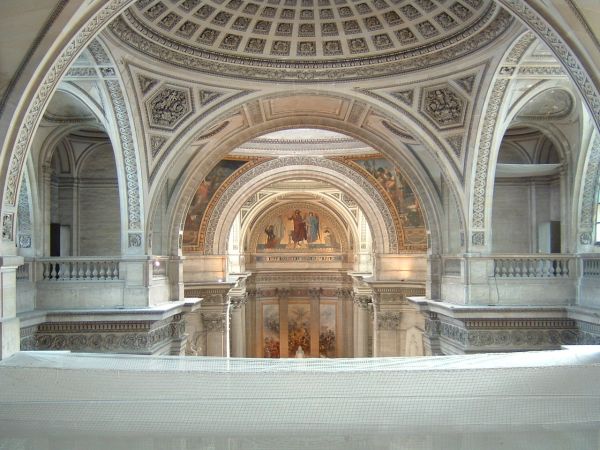 Negli spazi di collegamento il pavimento esistente è stato affiancato da piastrelle in cotto dello stesso formato (foto di Jürgen Eheim)