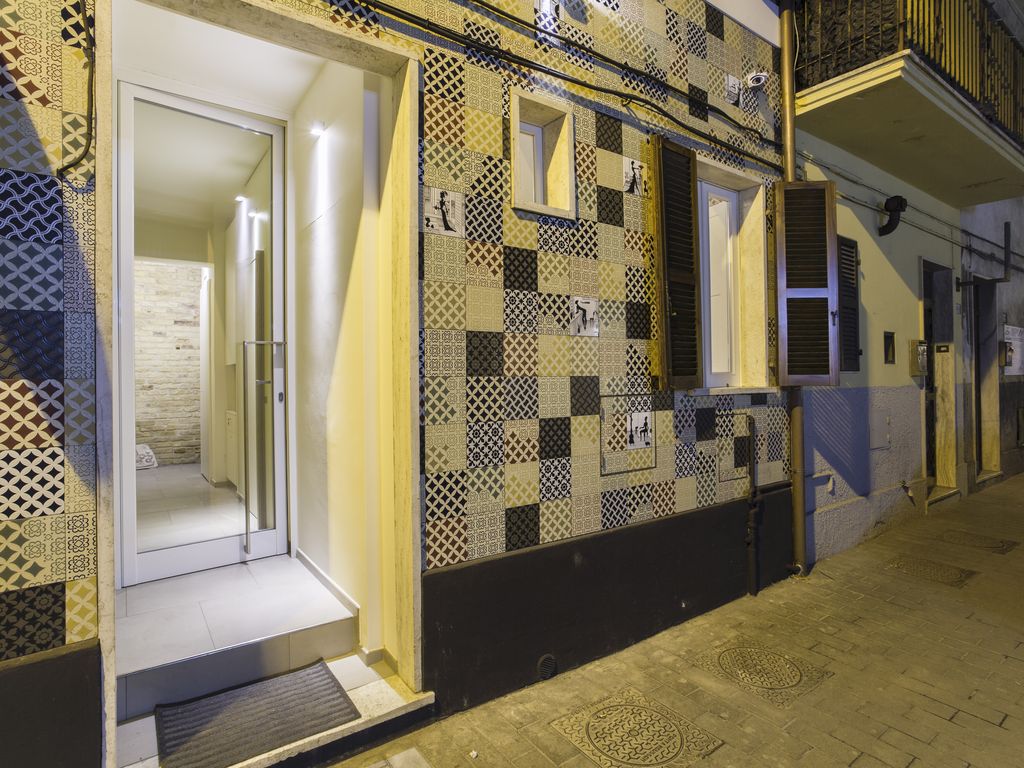 Le piastrelle in gres rivestono la base del fronte dell’edificio (foto Cinzia Camela)