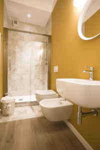 I bagni ripropongono il gres nella zona doccia, ma in tonalità più tenui (foto Cinzia Camela)