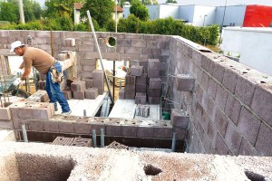 La muratura è costituita da doppio paramento Leca Bioclima isolante e tra i due è posizionato uno stato di lana di roccia. 