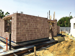 Sono note le proprietà isolanti dell’argilla espansa, come pure la facilità di combinare il blocco Leca con uno strato di materiale isolante allo scopo di ottenere i necessari valori di isolamento.