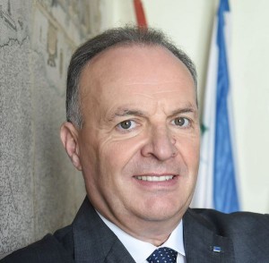 Maurizio Savoncelli | Presidente Consiglio Nazionale Geometri e Fondazione Italiana Geometri: «Riteniamo sia importante essere al fianco dei giovani e delle loro famiglie che si trovano a compiere l'impegnativa scelta del percorso scolastico della scuola secondaria superiore. Il nostro intento è aiutarli a cogliere le opportunità di un indirizzo che consente di acquisire competenze tecniche che li avvicinano a un mercato del lavoro qualificato. Con Georientiamoci, attività svolta nelle scuole del territorio da parte dei referenti dei collegi provinciali, vogliamo portare i ragazzi a scoprire tutti i risvolti, anche appassionanti, della professione di geometra».