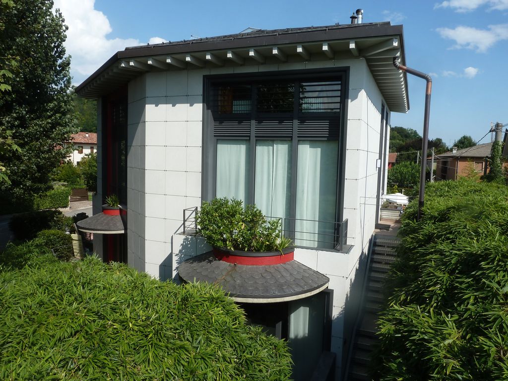 Isotec Parete fornisce, in un unico pannello, la risposta a diverse problematiche, prima fra tutte quella dell’eliminazione dei ponti termici, ma anche l’estrema facilità di ancoraggio del rivestimento (foto Brianza Plastica)