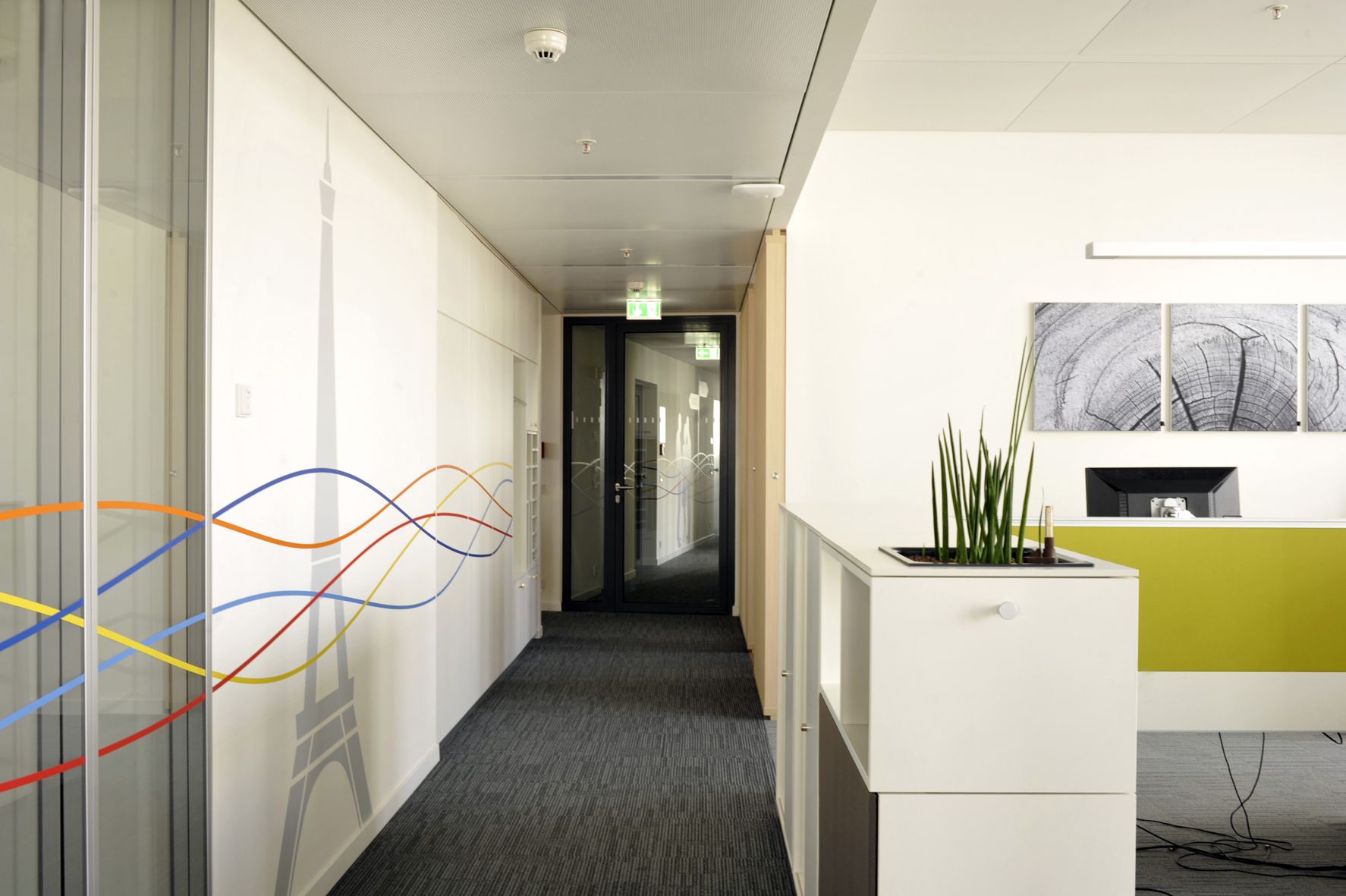 Vista di un piano di uffici: i colori istituzionali del Gruppo Total sono stati tradotti in un concetto guida (foto Hörmann)