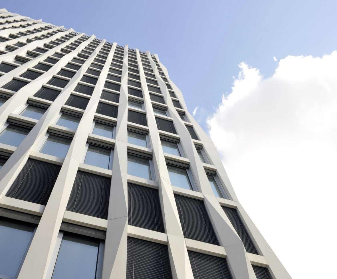 Nel loro gioco di intrecci, i moduli della facciata richiamano l’arte filigrana giapponese dell’origami: due elementi a T in calcestruzzo formano un modulo K, che con una nervatura diagonale si estende su quattro piani (foto Hörmann)