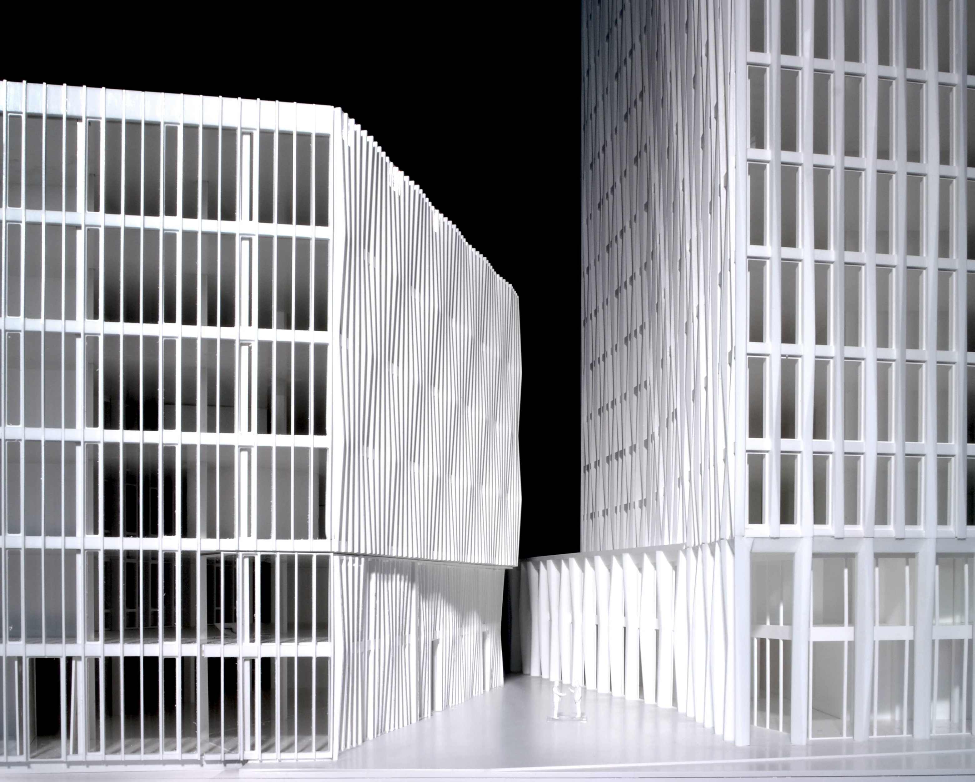 Accanto alla torre di Tour Total, Barkow Leibinger realizzerà un altro complesso edilizio di sei piani, Monnet 4, entro il 2015 (Plastico e foto di Barkow Leibinger)