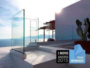 La balaustra tutto vetro con profilo alto solo 90 mm. Certificata classe 200 Kg/m; vetro 8+8 alto max 1100 mm; facile e veloce da montare.