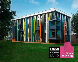 Rockpanel Brilliant. La gamma offre 16 designs, che offrono molte opportunità come questo motivo che brilla durante il giorno e si armonizza con l'ambiente durante la serata.