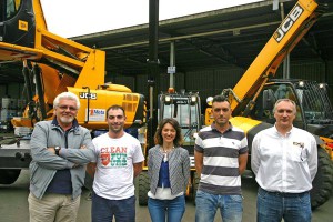 Da sinistra: Massimo Colombo., area Manager Meta, Simone Zorzan amministratore unico C.R., Elisa Taini direzione commerciale Meta, Giuseppe Bosco direttore impianto C.R., Carlo Biella JCB Product Manager.