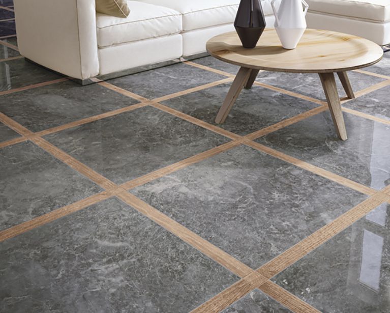La versione Anthracite cm 59x59 RT con finitura lappata, che garantisce un’allure underground di tendenza, proposta in abbinamento a Soul Beige listello 4,7x59 e tozzetto 4,7x4,7, Naturale RT (Foto Ceramica keope)