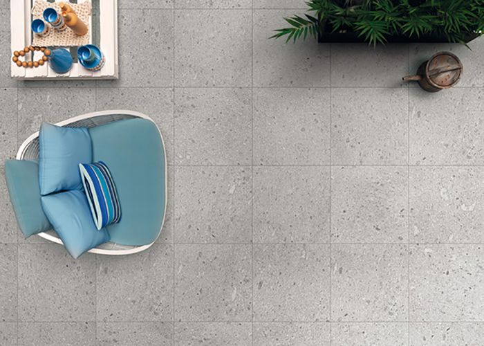 Outdoor realizzato con la collezione in gres porcellanato Sight di Ceramiche Keope, proposto nella nuance Silver cm 60x60 RT, nella versione K2 strutturata (foto Ceramica Keope)