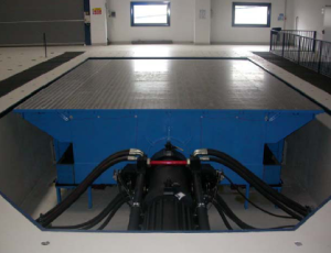 Tavolo vibrante per il test sismico 